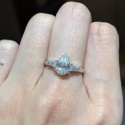 ANSTER Three stone 18K White Gold Ring 1.5ct Pear cut Lab Grown Diamond Ring with IGI