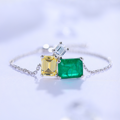Pulseira personalizada ANSTER Jewelry com lapidação oval em ouro 18K e esmeralda cultivada em laboratório 